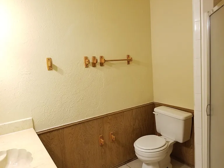 2426 Lakeview Cir — Photo 16