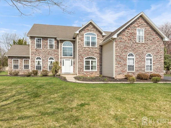 2 Nicole Dr, Somerset, NJ 08873