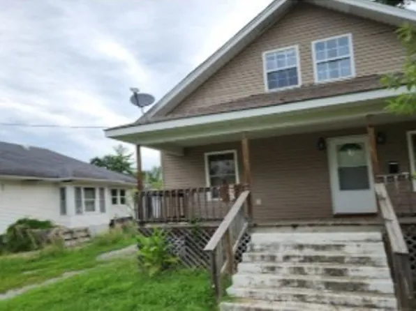709 E 4th St, West Frankfort, IL 62896