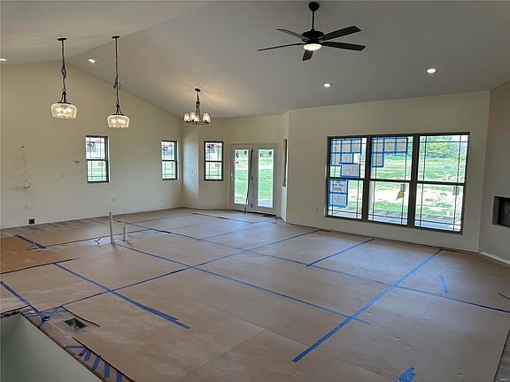 4th image of 724 Creekwood Ct