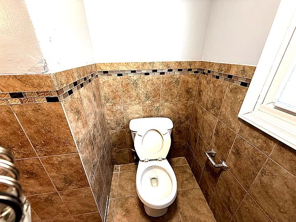 3rd image of 134 Seymour Ave #2