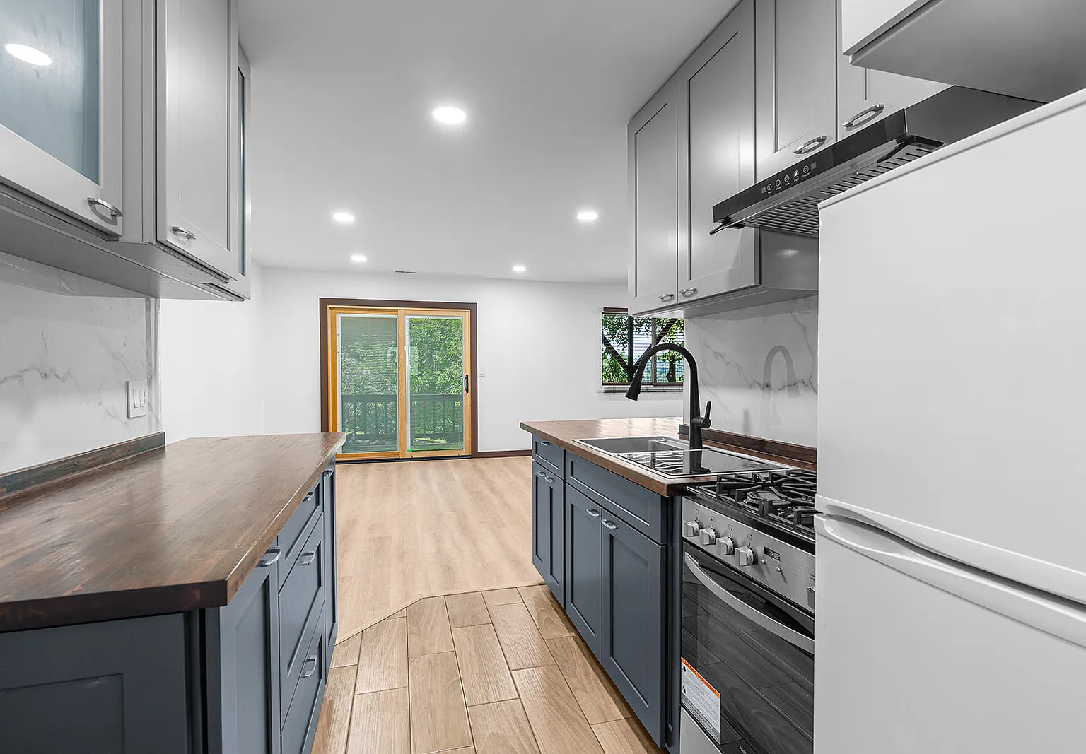 2 bed, 748 sqft, $2,300 — Photo 3