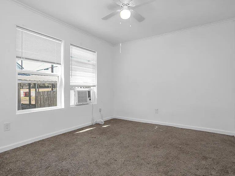 709 W Sam Rayburn Dr #E — Photo 9