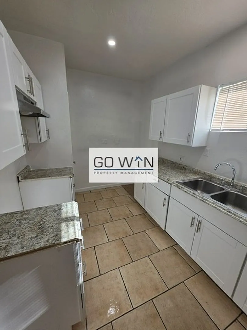 1832 E Harvard St — Photo 1