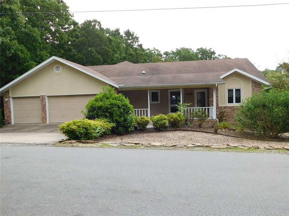 1st image of 5 Farnham Dr