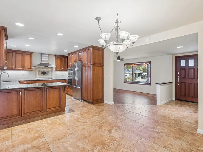 929 Junipero Dr — Photo 11