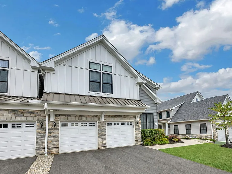 63 Samuel Way — Photo 1