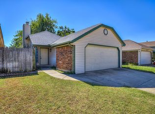 522 Stoneridge Dr, Moore, OK 73160
