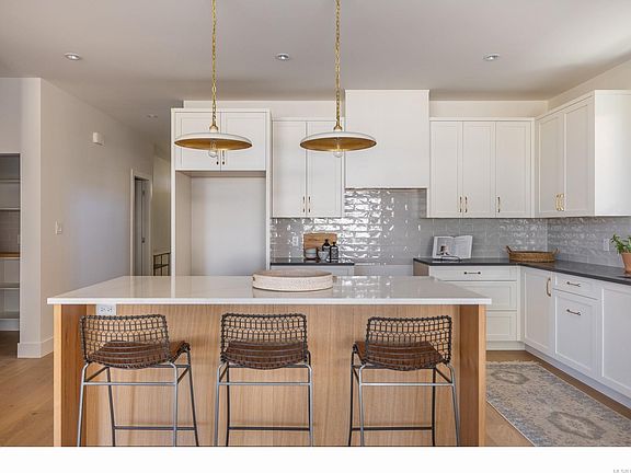 5th image of 708 Fern Ridge Pl