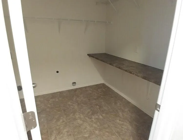 823 Lakebrook Ct — Photo 7