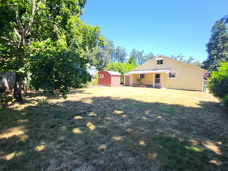 339 N G St — Photo 2