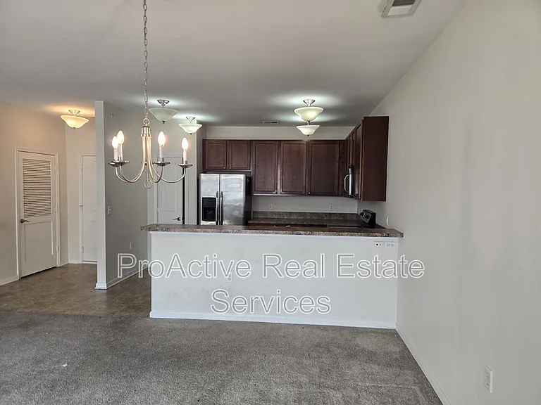 2424 Chancery Ln — Photo 6