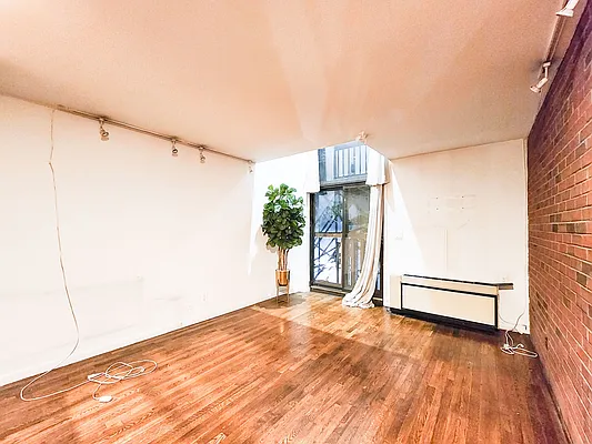 Rented by Avenues Real Estate | media 8