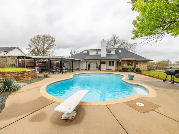 136 Towering Oaks Ct, Burleson, TX 76028