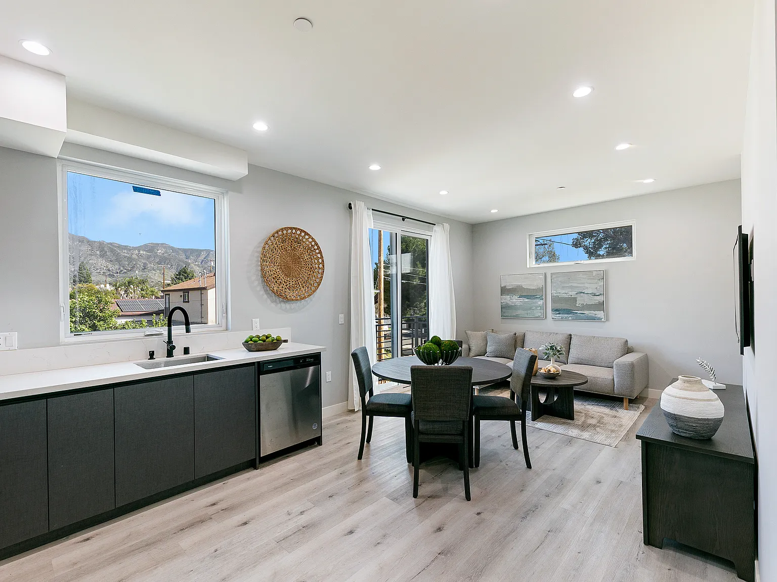 3 bed, $2,840 — Photo 1