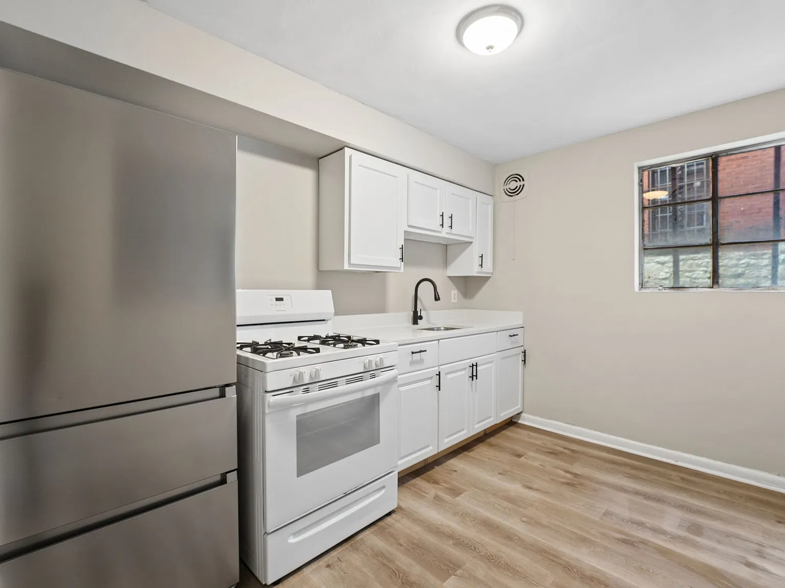 61 North 21st Street - B — Photo 3