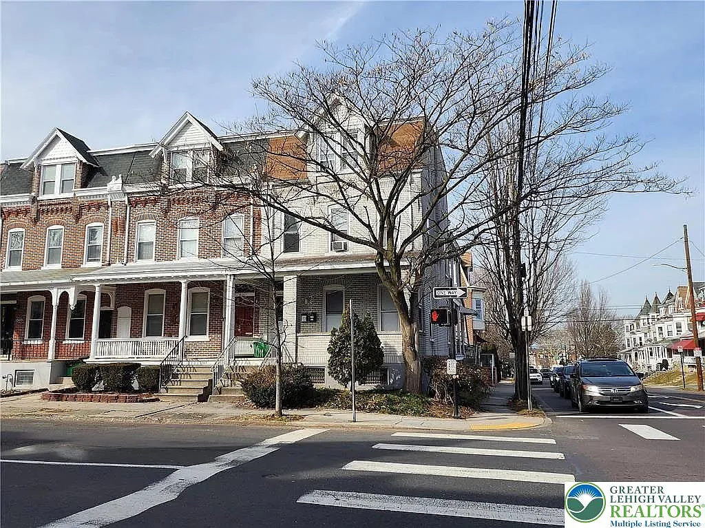 3 bed, 1.5 bath, 4560 sqft, $2,300 — Photo 1