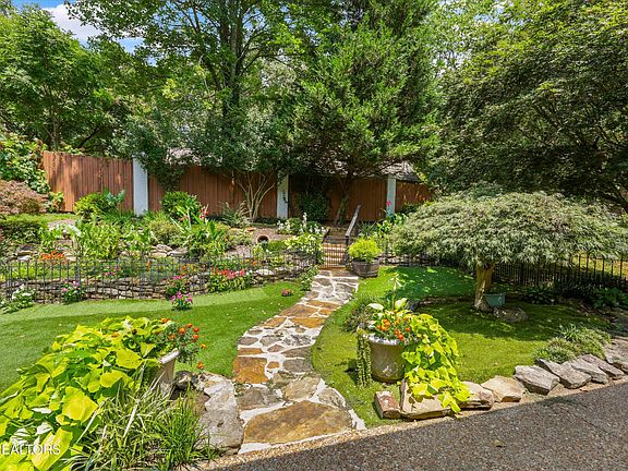 5th image of 946 Ethans Glen Dr