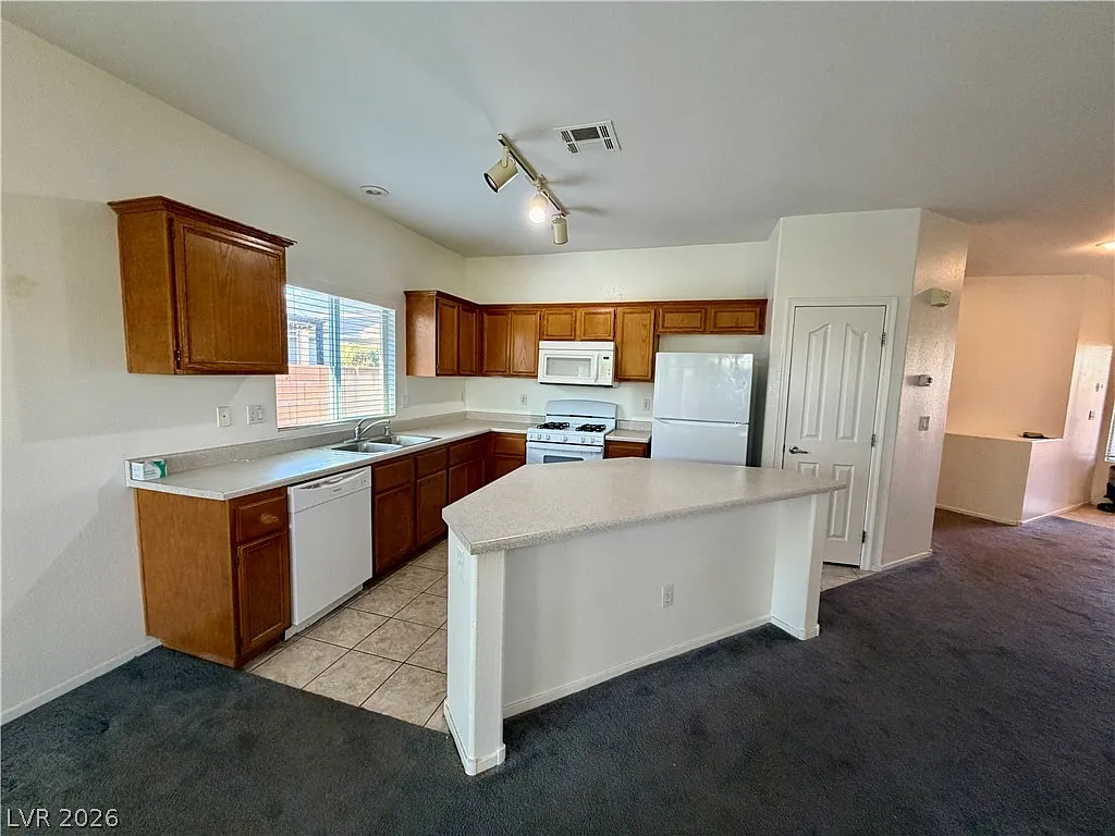 3 bed, 2.0 bath, 1487 sqft, $2,100 — Photo 2