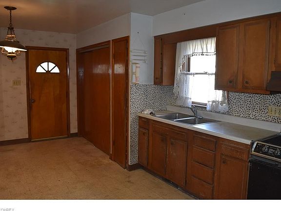 3rd image of 137 Sinclair Ave