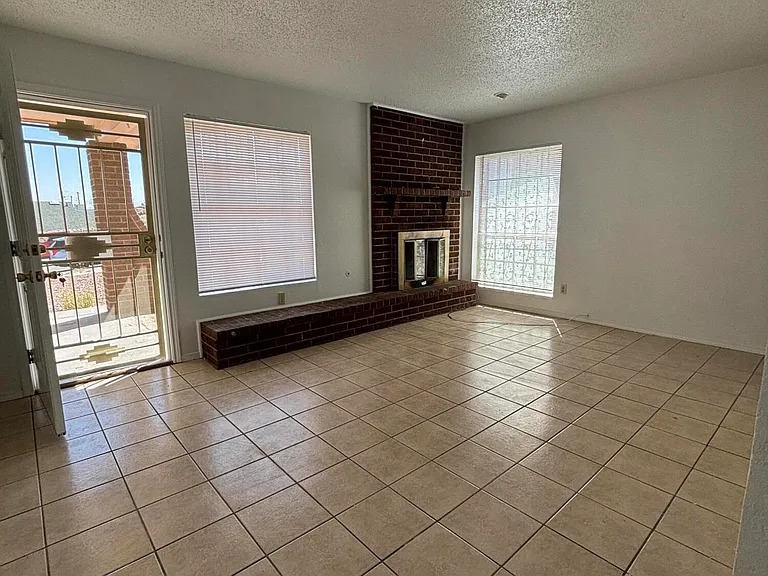 3911 Moonlight Ave — Photo 3