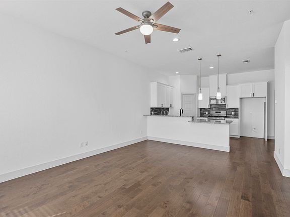 3rd image of 6059 Rivendell Dr