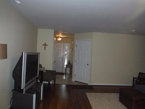 3rd image of 897 Beacon Dr