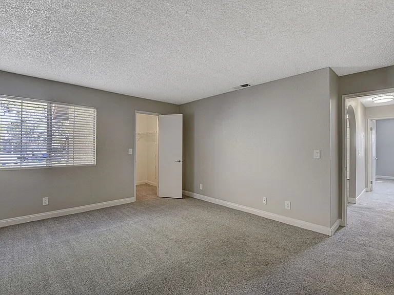 Diamondhead Apartments — Photo 5