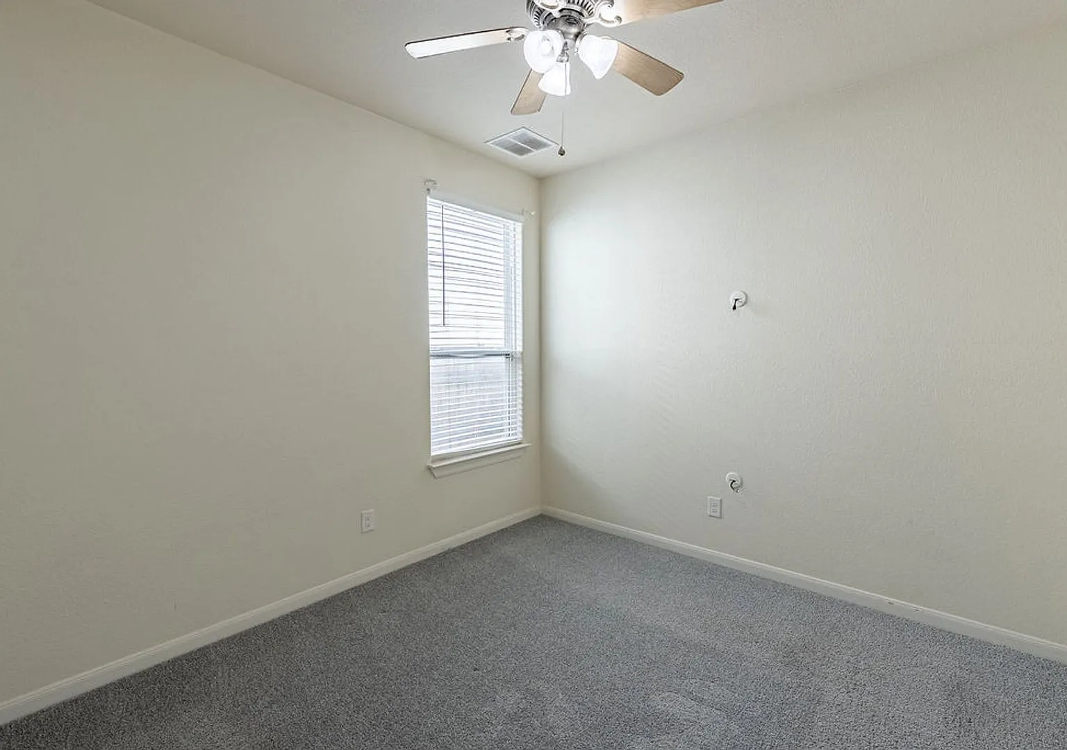 Newer Construction 3 Bed/2 Bath with Upgrades Galore! — Photo 3