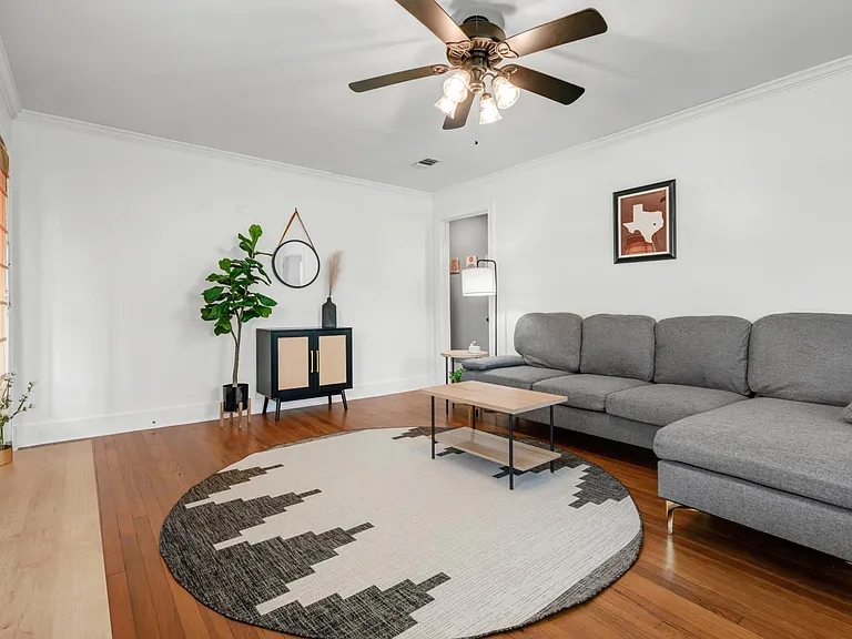 710 Inwood Dr — Photo 2