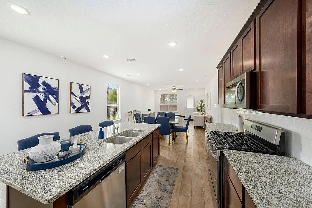 4 bed, 2.5 bath, 2320 sqft, $2,750 — Photo 4
