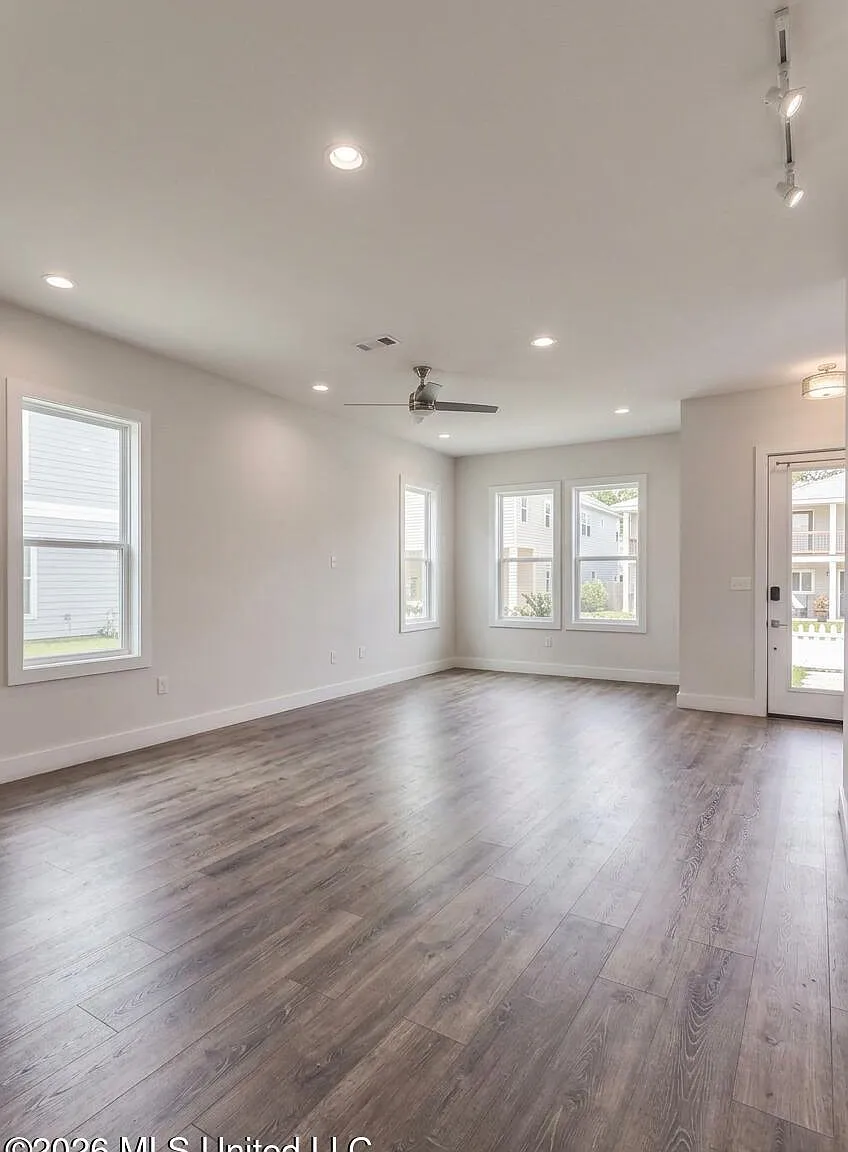 3 bed, 2.0 bath, 2000 sqft, $2,990 — Photo 2