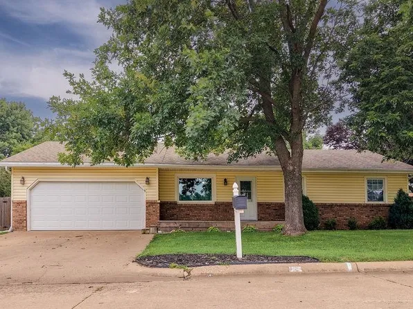 9 Deveron Rd, Winfield, KS 67156