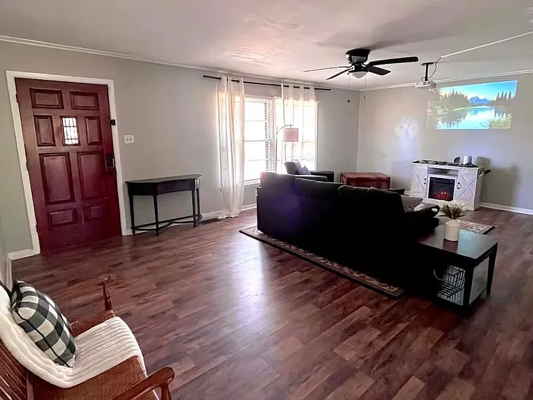 1422 Marian St — Photo 2
