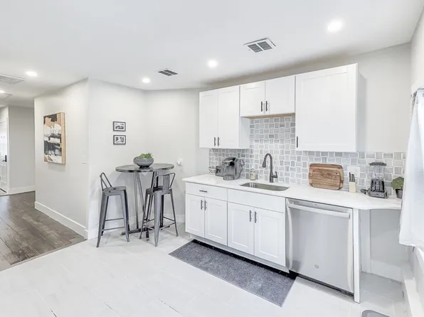106 Glenway St Floor 3, Dorchester, MA 02121