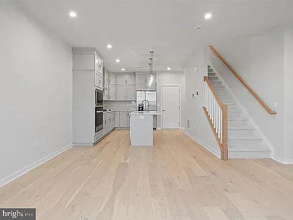 Metro Walk Flats/Lifts Condo — Photo 3