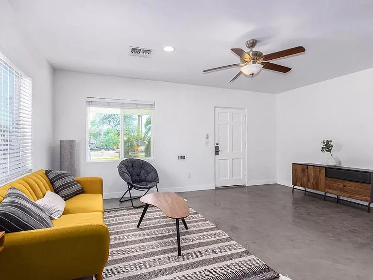 1802 N Whittier Dr — Photo 3