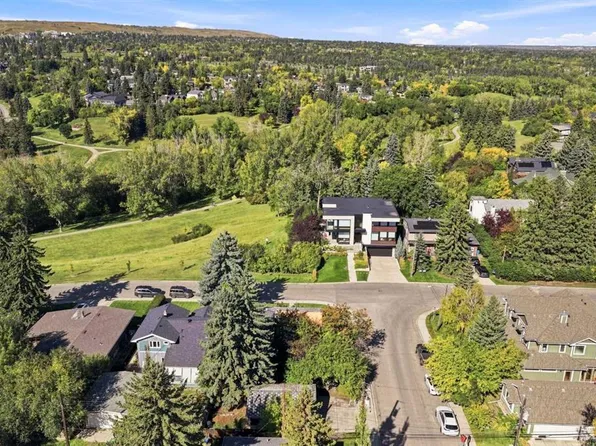 903 N 25th Ave NW, Calgary, AB T2M 2B5
