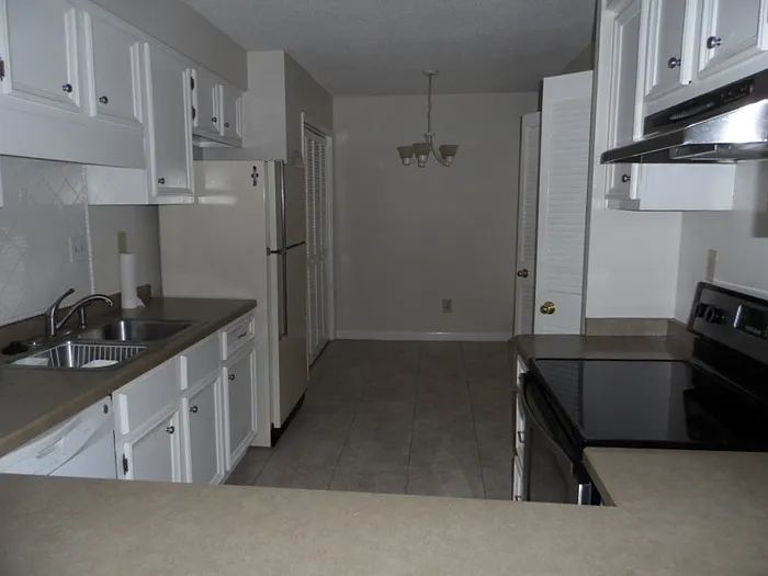 4100 Five Oaks Dr — Photo 6