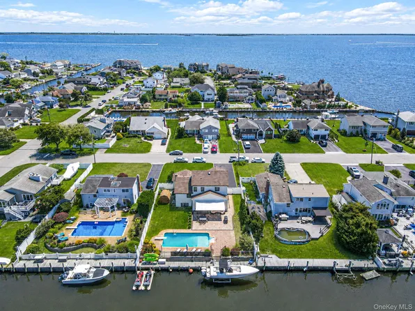 511 Devon Place, West Islip, NY 11795