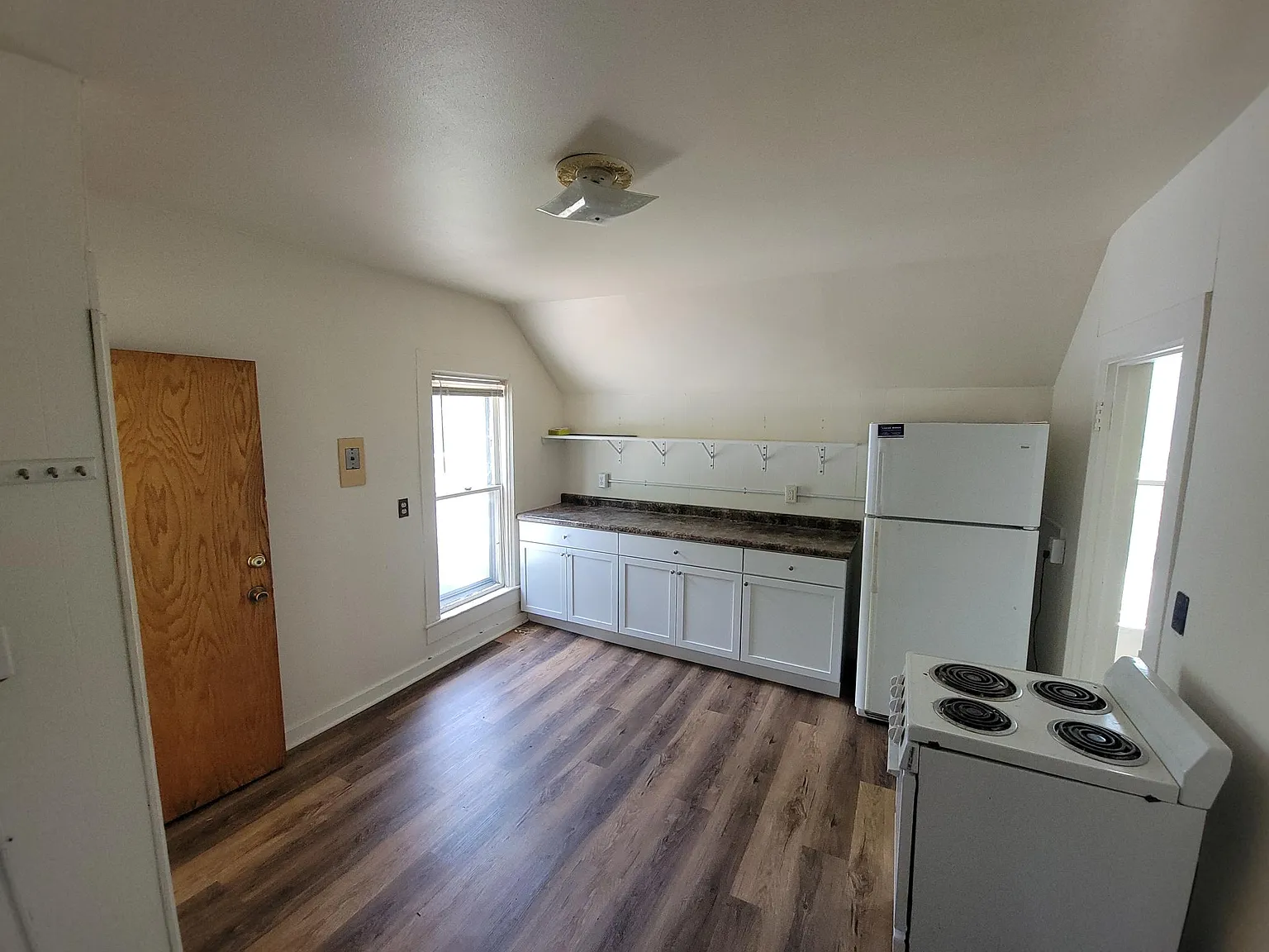 3 bed, 800 sqft, $1,230 — Photo 2