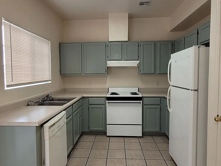 450 Ithaca Ct — Photo 16