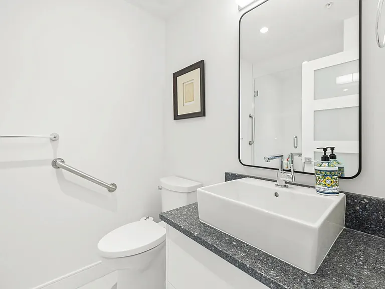 916 Lyall St #107 — Photo 13