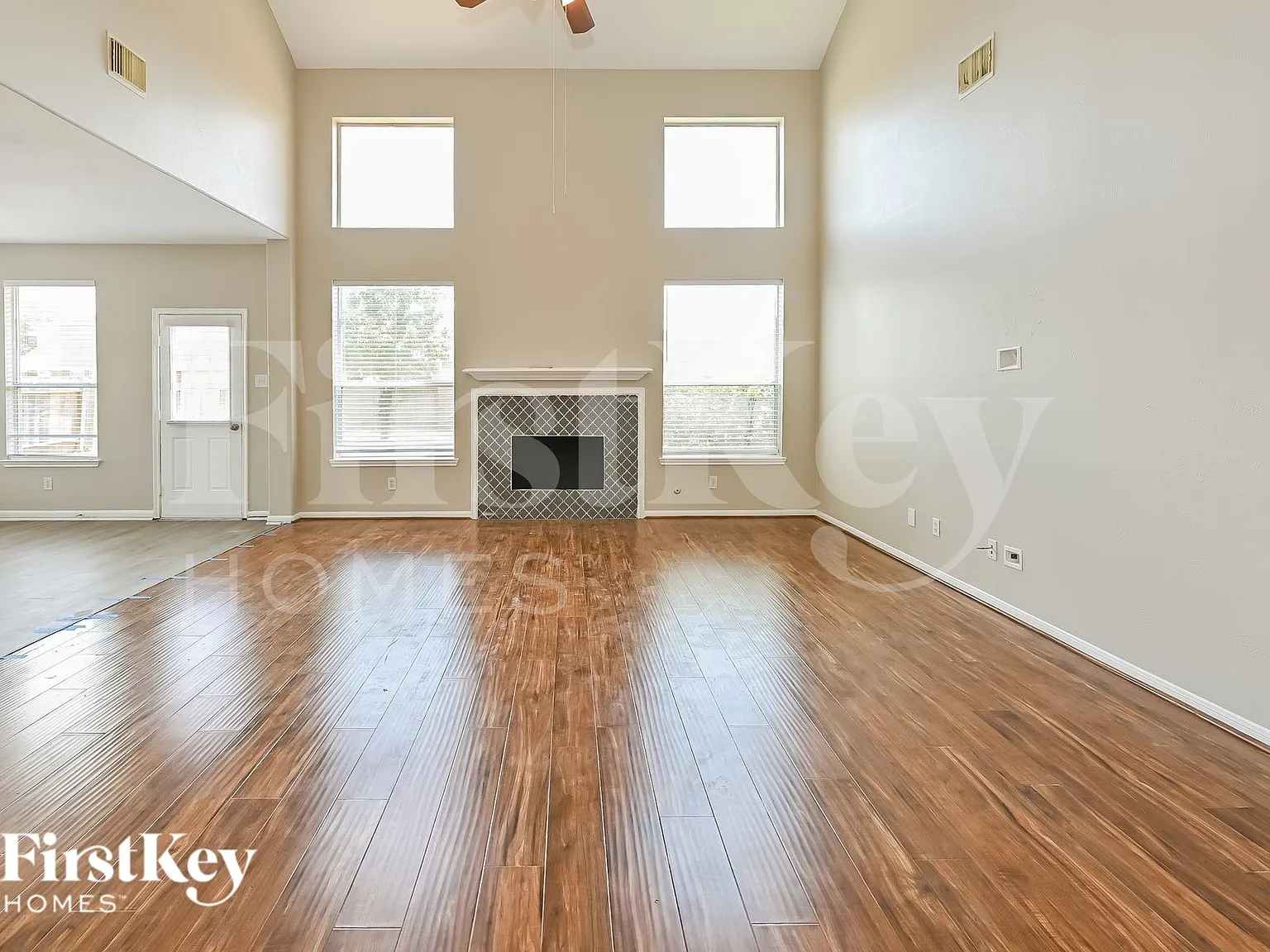 4 bed, 2.5 bath, 2721 sqft, $2,670 — Photo 2