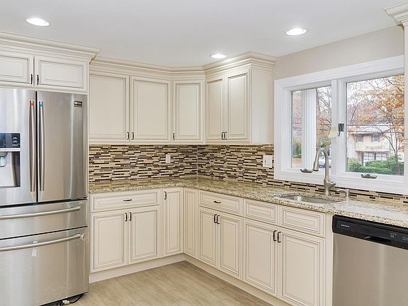 5th image of 33 Carldon Ln