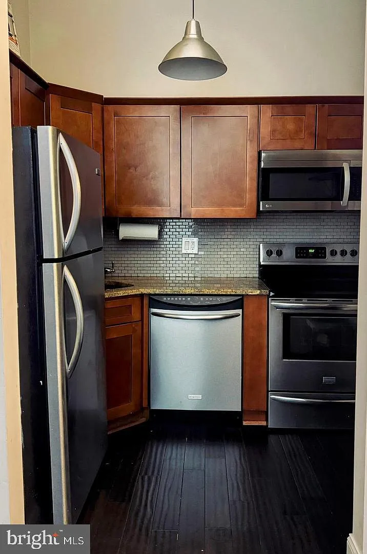 2 bed, 1.5 bath, 951 sqft, $1,650 — Photo 3