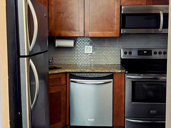 3rd image of 1832 Green St APT 1F