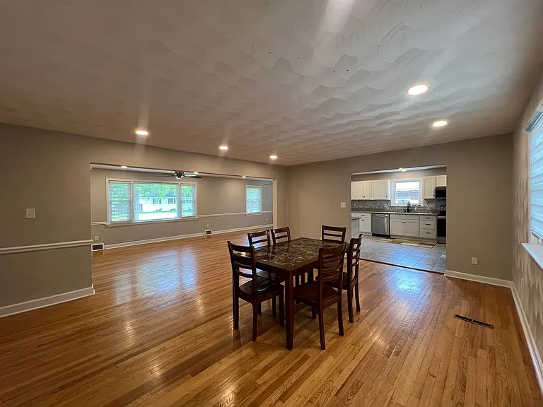 2725 Greendale Ave — Photo 6