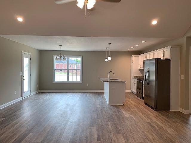 2nd image of 832 Sagittarius Ave