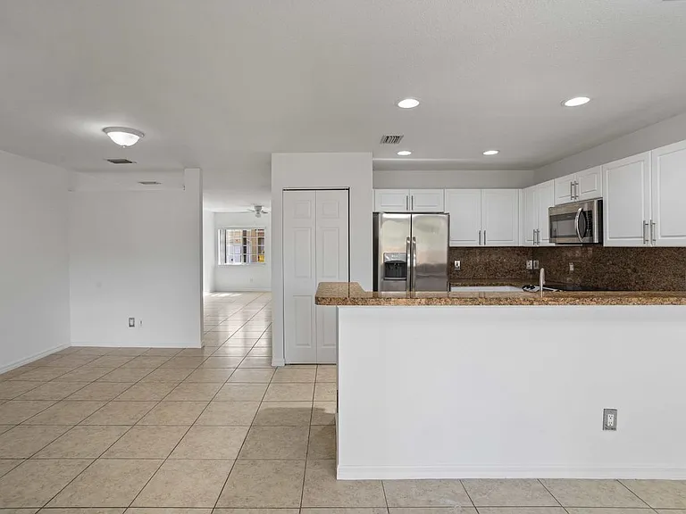 330 SW 2nd Ave #3 — Photo 9